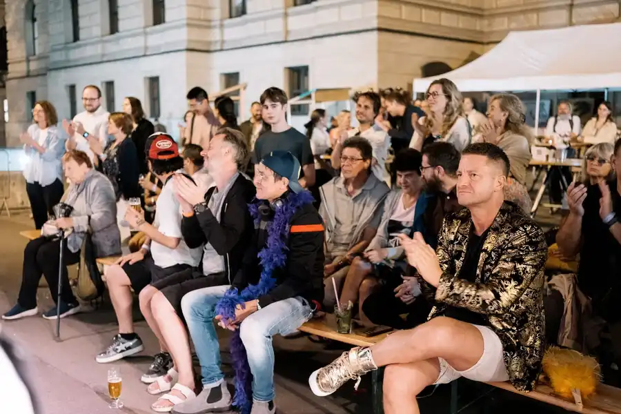 Řady návštěvníků festivalu OPERUM