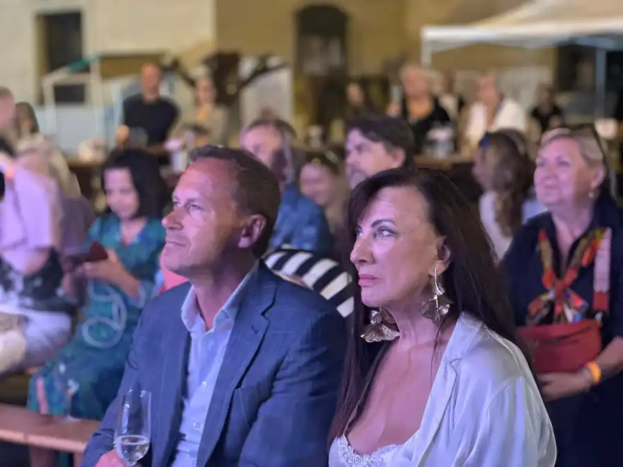 Návštěvníci v publiku během večerního programu