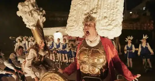 Barokní performerka mezi návštěvníky festivalu