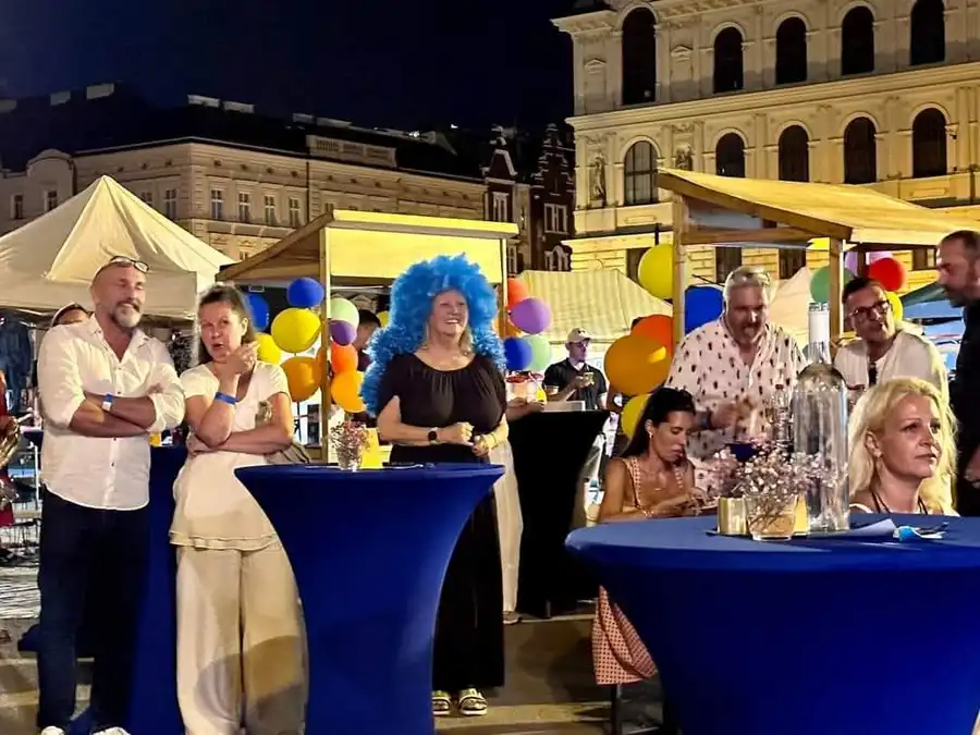 Kostýmovaní hosté u festivalových stolů