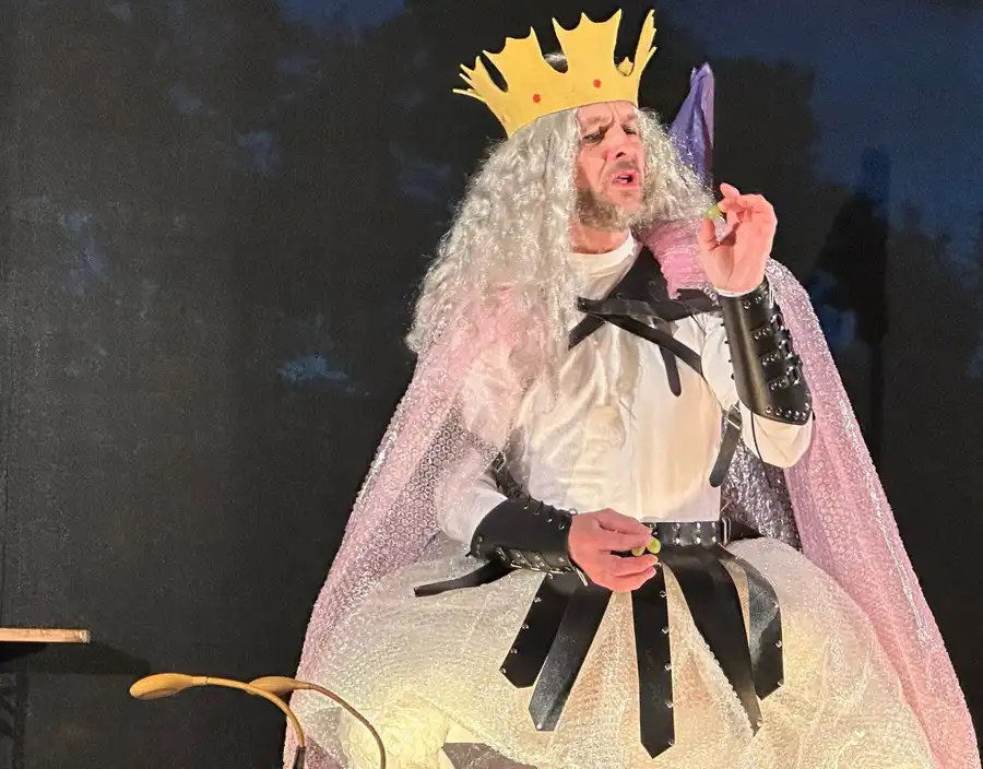 Kostýmovaný performer z představení Lukrecie