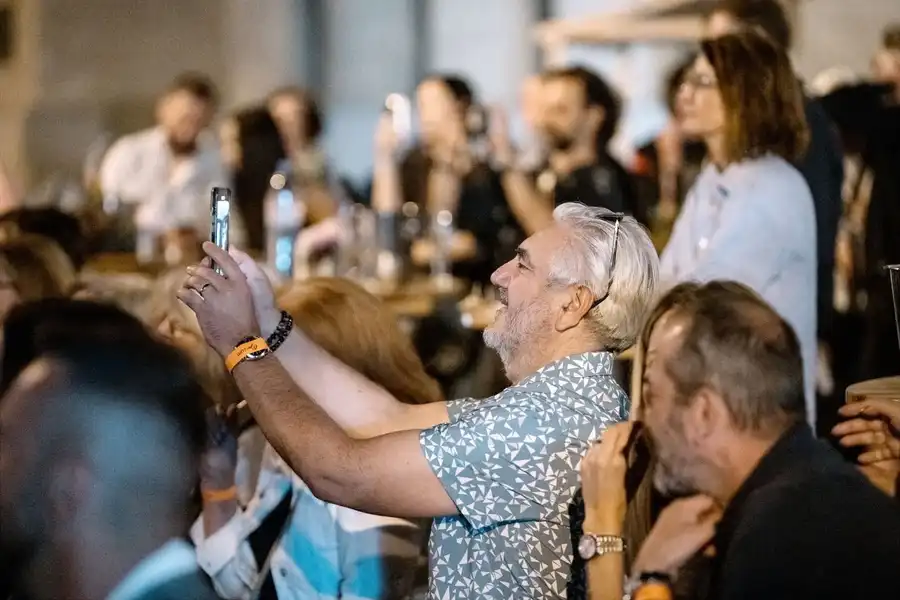 Návštěvník fotografující festivalové vystoupení