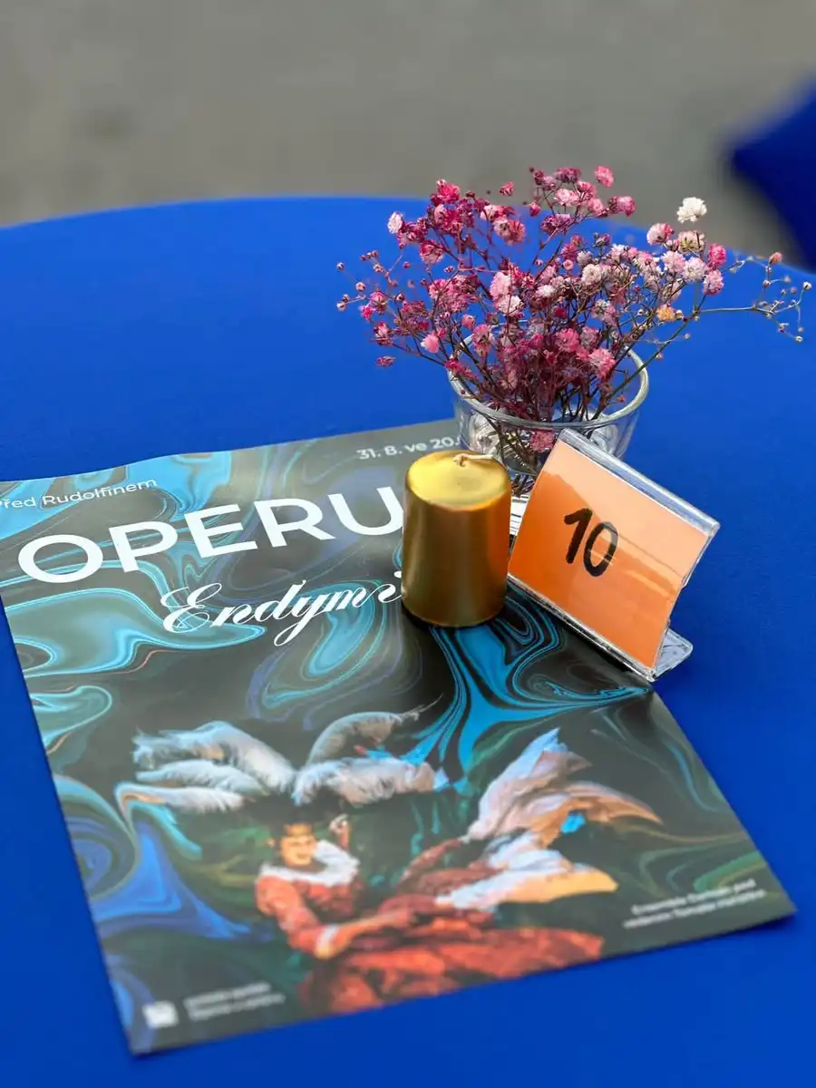 Festivalový program OPERUM a květiny na stole