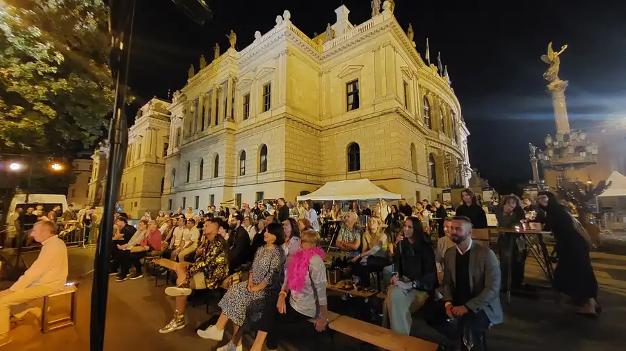Zaplněná festivalová piazzetta během večera