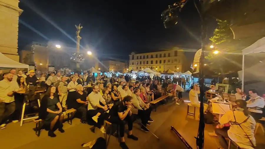 Večerní publikum sledující festivalový program