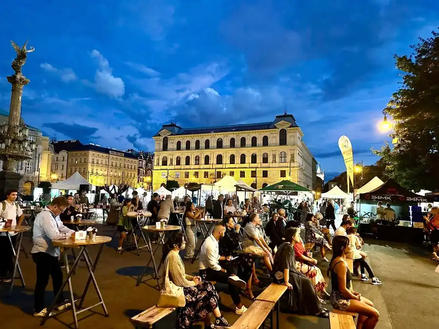 Festivaloví návštěvníci na večerní piazzettě
